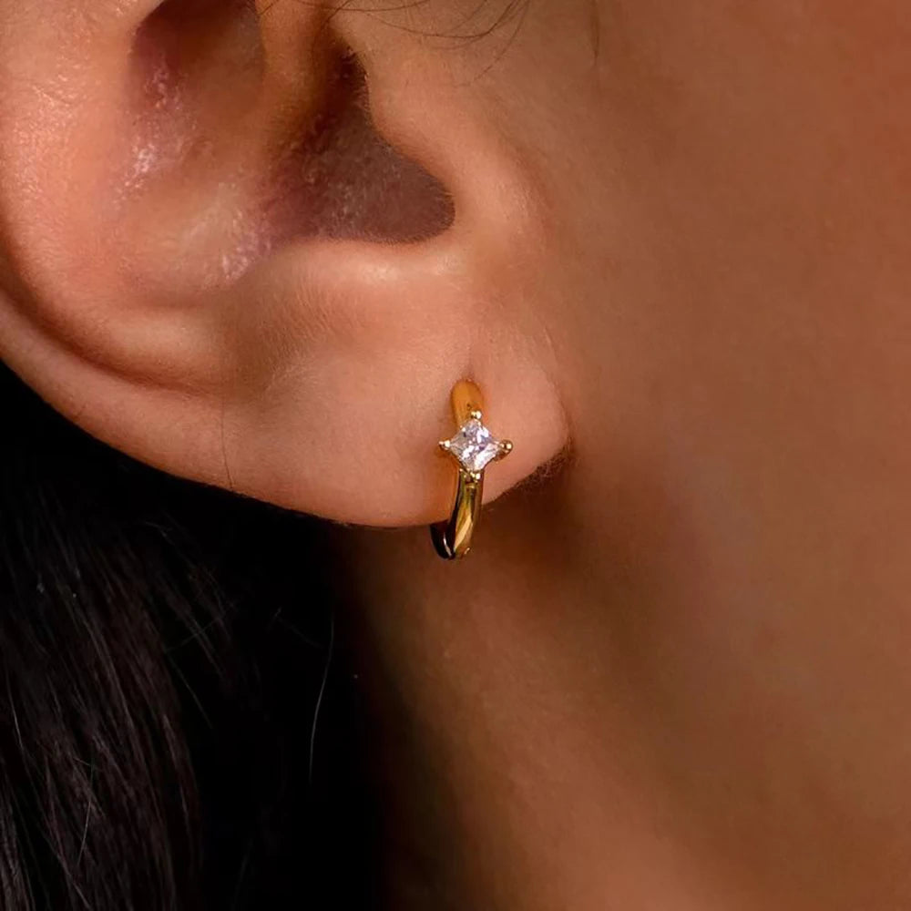 Brinco Argola com Pedra Banhado em Ouro 18k