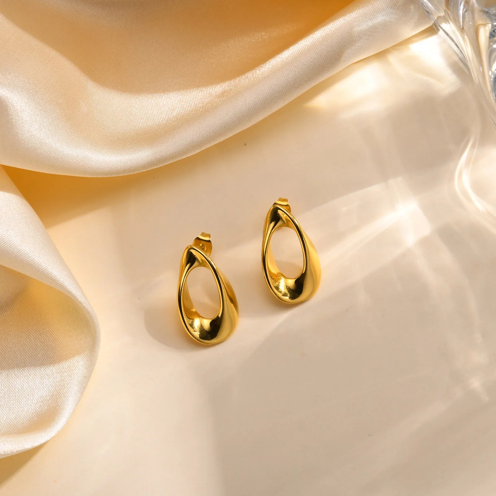 Brinco Gota Vazado Banhado em Ouro 18k