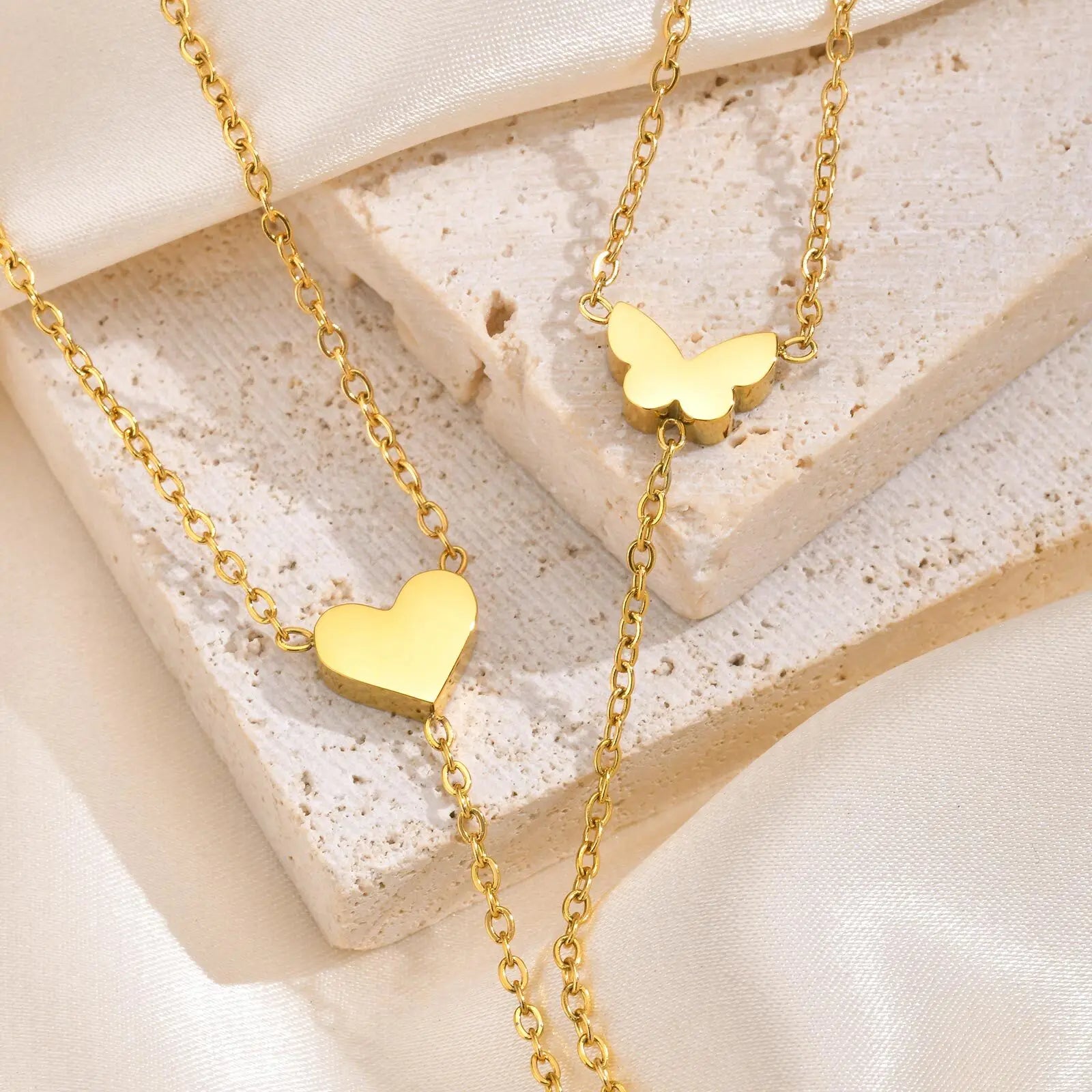 Colar Borboleta Minimalista Banhado em Ouro 18k