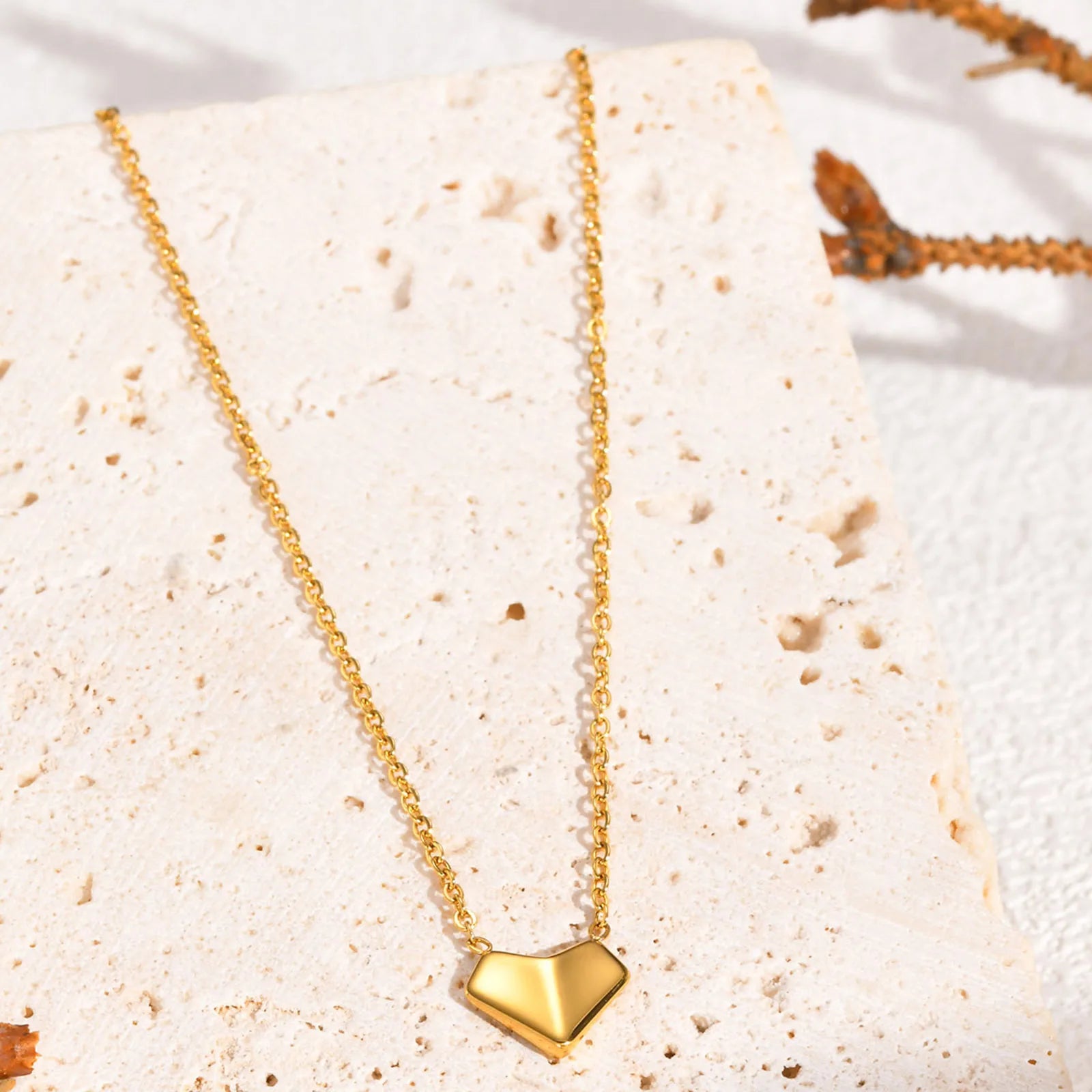 Colar Coração Minimalista Banhado em Ouro 18k