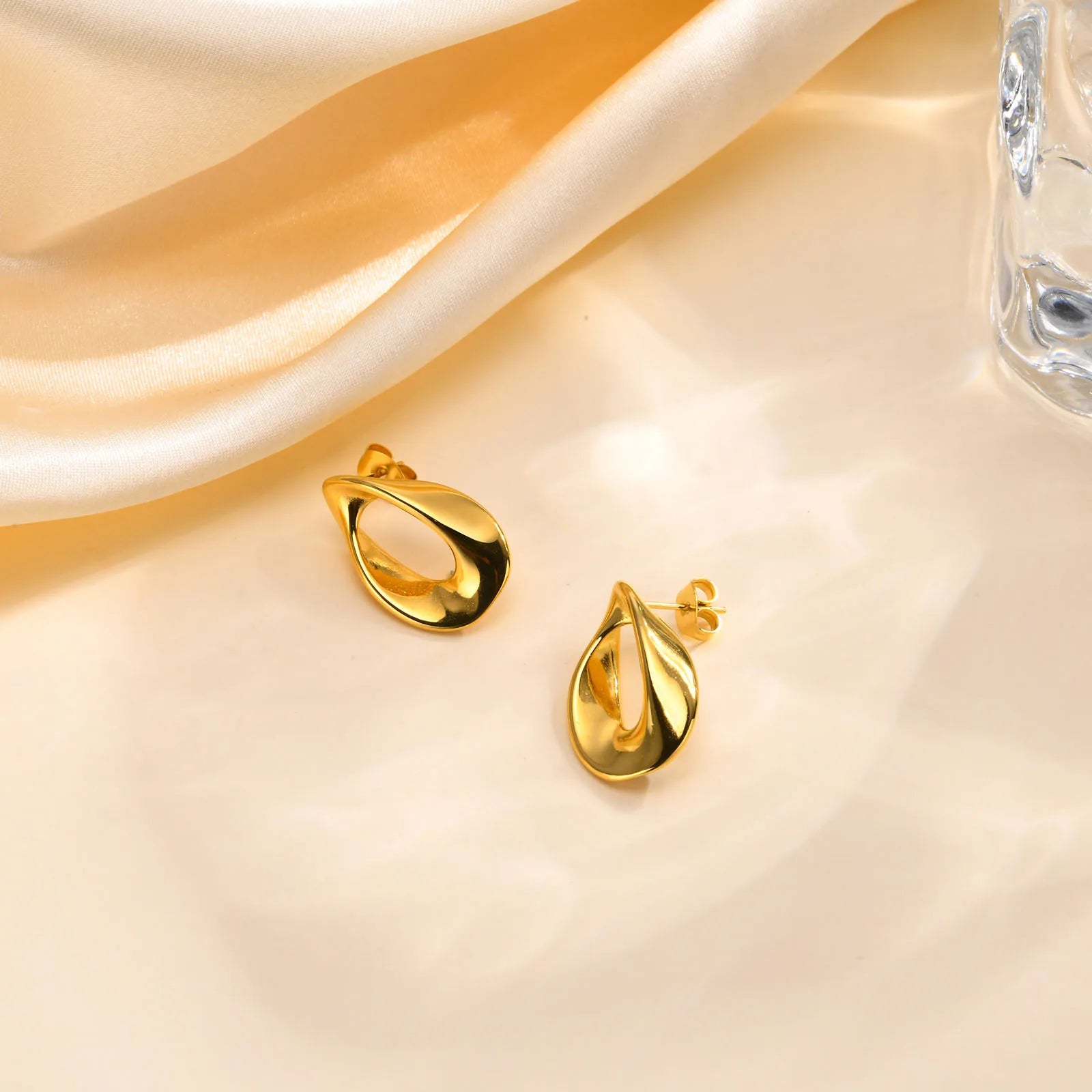 Brinco Gota Vazado Banhado em Ouro 18k