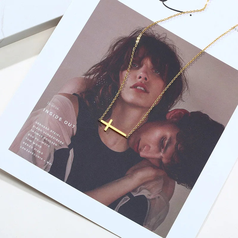 Colar Cruz Lateral Banhado em Ouro 18k