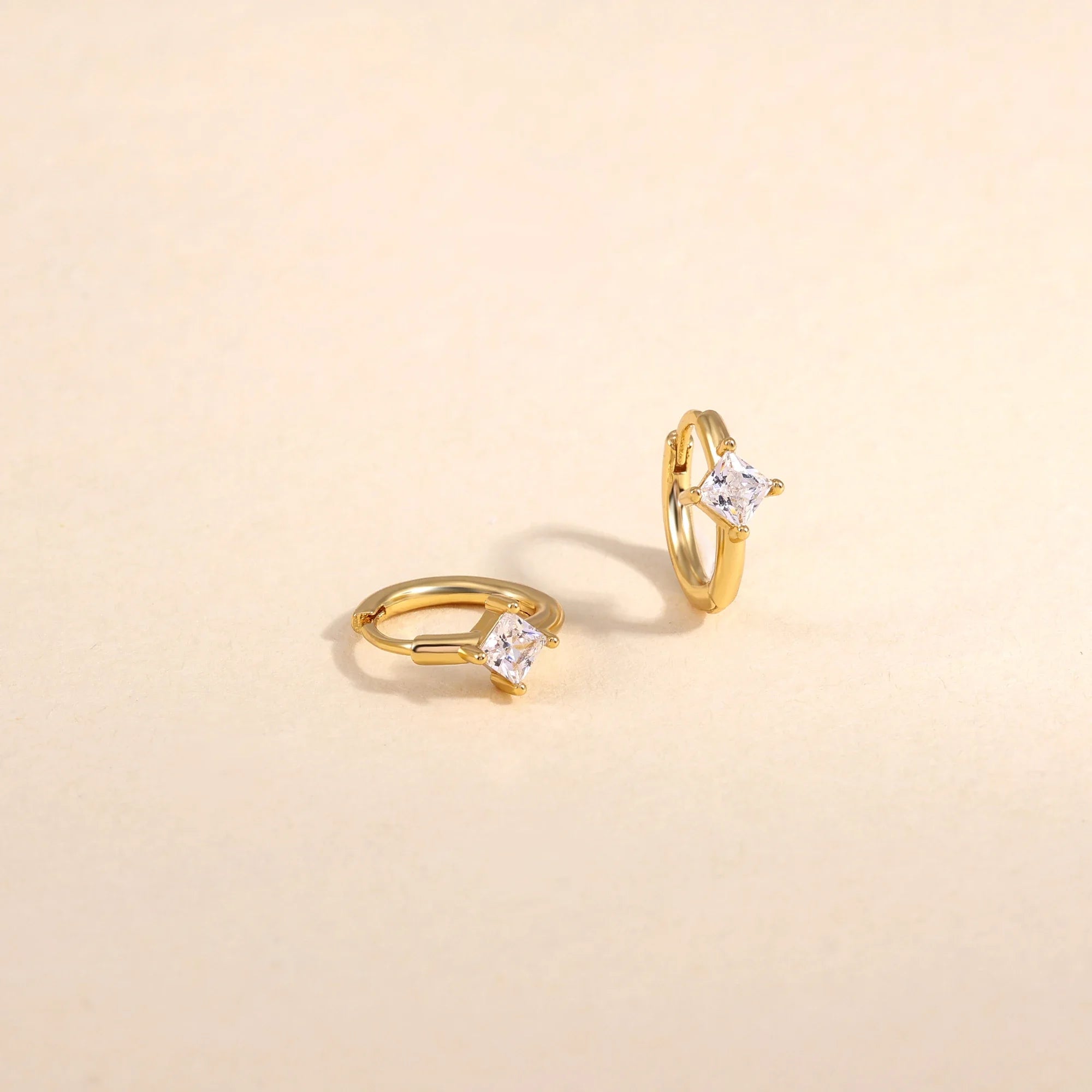 Brinco Argola com Pedra Banhado em Ouro 18k